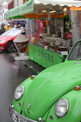 Farben passend gewählt - VW Käfer und Creperie-Stand - Oldtimer in Obwalden O-iO 2016