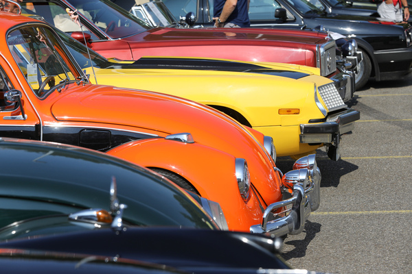 Farben und Formen - Käfer versus Camaro - Lägern Classic 2024