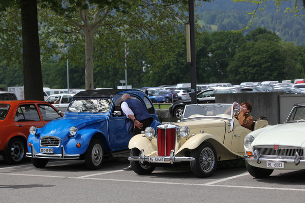 Farben und Formen - MG TD und Citroën 2 CV auf dem Besucherparkplatz - Swiss Classic World Luzern 2019