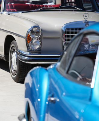 Farben und Formen - Mercedes 280 SE hinter einem VW Karmann-Ghia - Dolder Classics August 2018