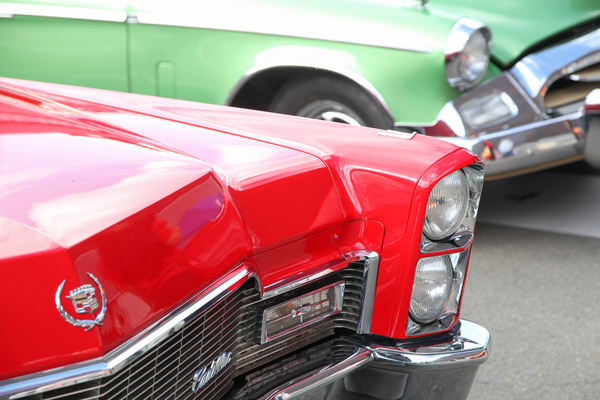 Farben und Formen, gezeigt an einem Cadillac und einem Studebaker auf dem privaten Fahrzeugmarkt - Swiss Classic World Luzern 2021
