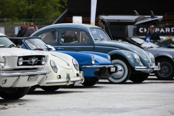 Bild: Farben und Formen, u.a. Porsche 356, Triumph Spitfire und VW Käfer - Dolder Classics Mai 2019