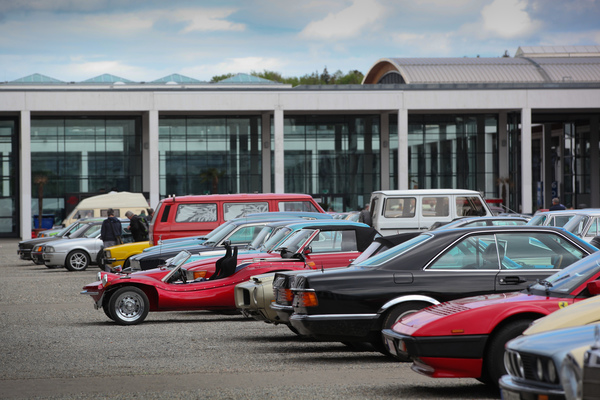Bild Farben- und Formenvielfalt auf dem Besucherparkplatz - Motorworld Classics Bodensee 2019