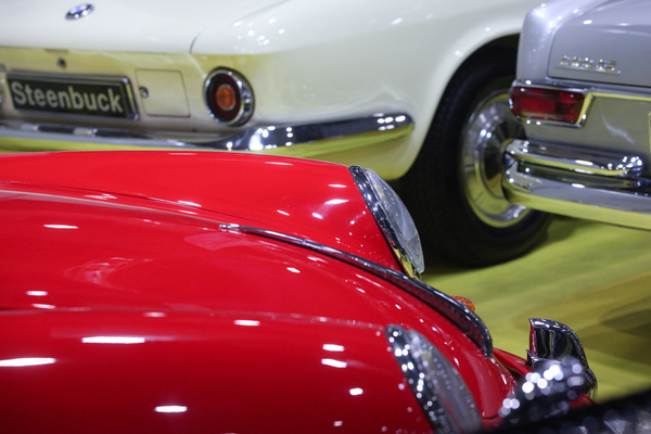 Farben- und Formenvielfalt auf gelbem Teppich - BMW 3200 CS, Porsche 356 und Mercedes-Benz Coupé bei Steenbuck - Bremen Classic Motorshow 2019