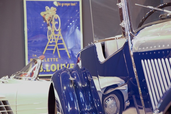 Farben und Spiegelungen - auch ohne Gesamtansicht ist das weisse Auto sofort erkennbar - Rétromobile 2015