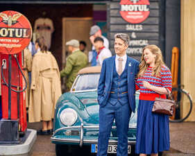 Farbenfroh gekleidete Zuschauer - Goodwood Revival 2024