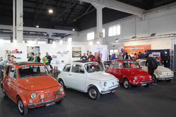 Farbenfrohe Aufstellung des Fiat-500-Clubs - Auto e Moto d'Epoca in Padua 2018