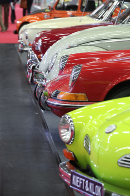 Bild: Farbenfrohe Aufstellung mit Fahrzeugen aus Wolfsburg und Zuffenhausen - Retro Classics Cologne 2018