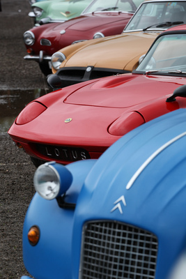 Farbenfrohe Aufstellung - vom Citroën bis zum Volkswagen - Oldtimer Sunday Morning Zug Treffen am 5. Mai 2019