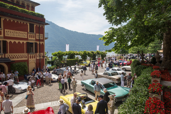 Farbenfrohe Fünfziger im Vordergrund. Ein Vinyldach ist bei einem Cadillac dieses Jahrgangs eher selten