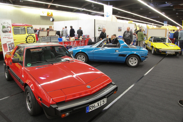 Farbenfrohe Kompostion von Fiat X 1/9 auf dem Clubstand - Retro Classics Bavaria 2017 in Nürnberg