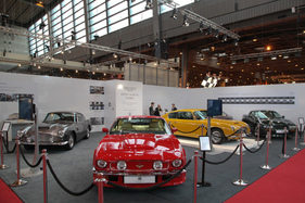 Farbenfrohe Sportwagenwelt bei Aston Martin Works - Rétromobile Paris 2018