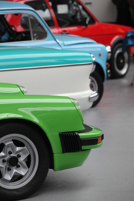 Farbenspiel, im Vordergrund ein Porsche 911 Targa - Versteigerung der Oldtimer Galerie Toffen am 20. Oktober 2018
