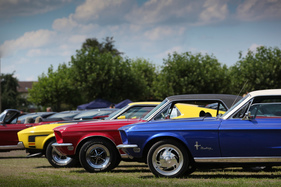 Farbenspiel mit Ford Mustang-Modellen der ersten Generation - 7. Mustang & Shelby Meeting in Zug am 3. August 2019 Farbenspiel mit Ford Mustang-Modellen der ersten Generation - 7. Mustang & Shelby Meeting in Zug am 3. August 2019