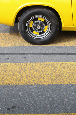 Farbenspiel mit gelbem Jensen-Healey - Swiss Classic British Car Meeting Morges 2017