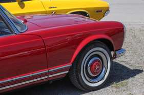 Farbenspiel zwischen Mercedes-Benz Pagode und Dodge Challenger - Oldtimer Sunday Morning Mai 2022 (1968)