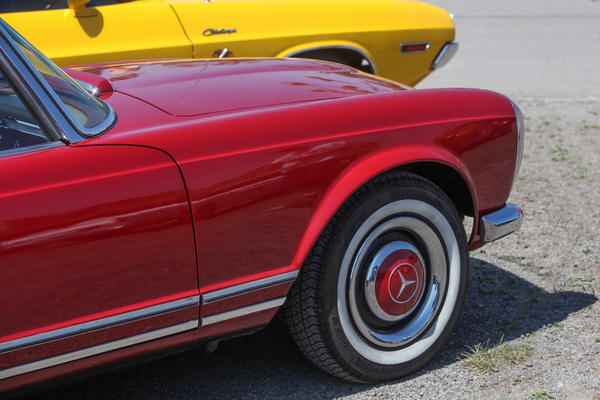 Image: Play of colors between Mercedes-Benz Pagoda and Dodge Challenger - Oldtimer Sunday Morning May 2022