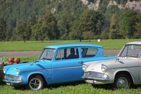 Bild Farbenspiele - Ford Anglia in Blau und Grau - British Car Meeting in Mollis am 28. August 2016