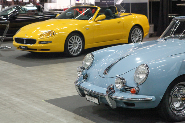 Farbenspiele - Porsche 356 in Hellblau, Maserati Spider in Gelb - Swiss Classic World Luzern 2021