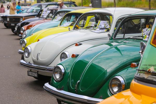 Bild: Farbenvielfalt bei der Käferparade - Old Wheels Biel-Bienne 2025