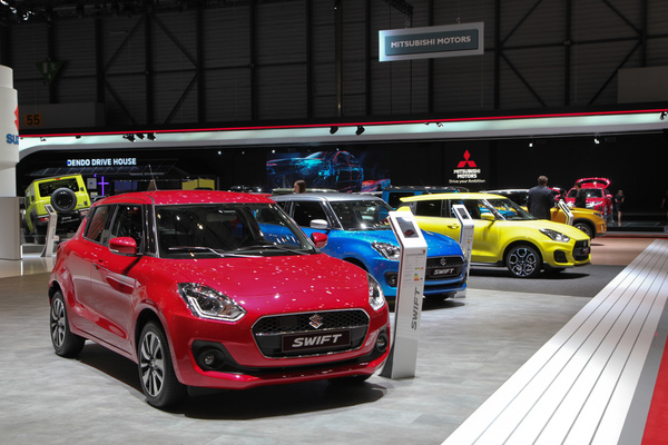 Farbig geht es auch bei Suzuki zu - im Bild der Swift in drei Ausführungen - Genfer Automobilsalon 2019