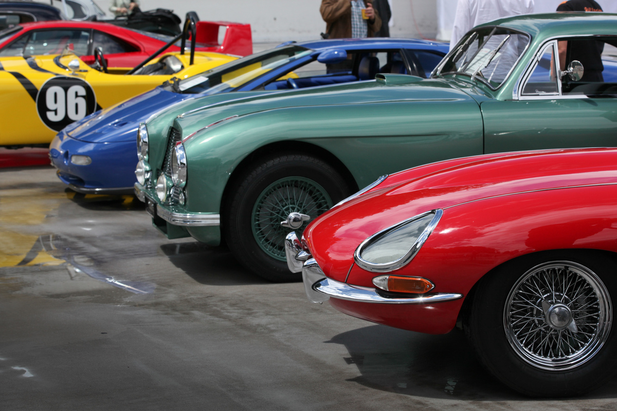 Farbige Epochen - Sechzigerjahre (E-Type), Fünfzigerjahre (Aston) und Neunzigerjahre (Lamborghini Diablo) - Dolder-Versteigerung der Oldtimer Galerie am 11. Juni 2016