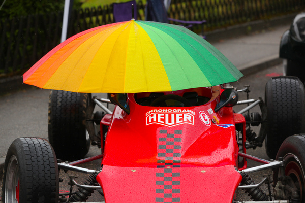 Farbiger Schutz für das cockpit - an der Bergprüfung für historische Sport- und Rennwagen in Altbüron 2015