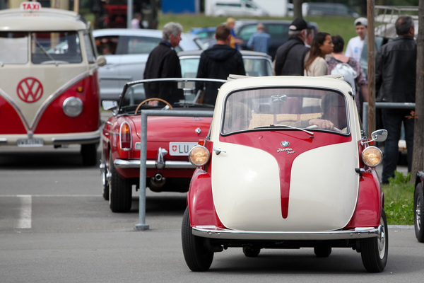 Farblich assortiert - BMW Isetta 300 und VW Bus im Hintergrund - Swiss Classic World Luzern 2019
