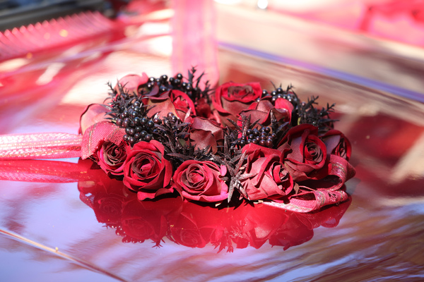 Farblich assortierte Blumen auf der Motorhaube - am 40. Oldtimer-Meeting Baden-Baden 2016