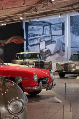 Farbtupfer 190 SL zwischen weniger auffällig lackierten Modellen - Sonderschau "Mercedes-Benz" im Pantheon Basel 2020/2021