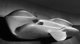 Bild Fast 3 Tonnen schwer war der Hochgeschwindigkeitswagen, der Flugzeugmotor mit rund 3000 PS hatte daran einen erheblichen Anteil -  Mercedes Benz T 80