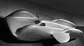 Fast 3 Tonnen schwer war der Hochgeschwindigkeitswagen, der Flugzeugmotor mit rund 3000 PS hatte daran einen erheblichen Anteil -  Mercedes Benz T 80
