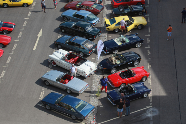 Fast alle dieses Autos haben einen amerikanischen V8-Motor an Bord, aber es gibt Ausnahmen - V8- und I6-Hybrid-Treffen Kemptthal 2020