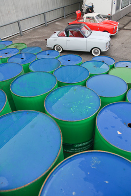 Fast ein Gemälde - Fässer und zwei Goggomobil Coupés - Oldtimermesse St. Gallen am 30. Oktober 2016