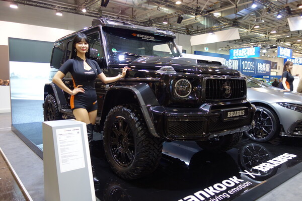 Fast ein Relikt aus vergangenen Zeiten: Model von Hankook und der Brabus 800 4x4 – Essen Motor Show 2023