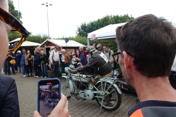 Fast hätte man für das Motiv durch das Handy fotografieren müssen – Classic Days 2025