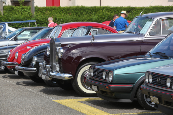 Fast klassenlose Gesellschaft - Käfer und Golf flankieren einen mächtigen Rolls-Royce - AMAG Classic Day 2022