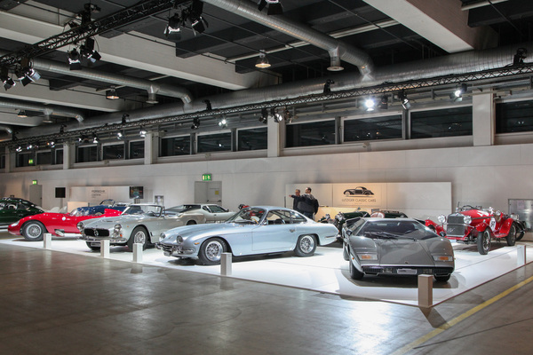 Fast nur italienische Klassiker auf dem Stand von Lutziger Classic Cars - Auto Zürich 2021