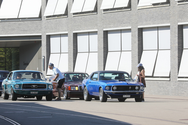 Bild: Fast wie auf dem Dragstrip, aber die beiden Ford Mustang warten nur, bis sie zahlen können - Older Classics August 2024