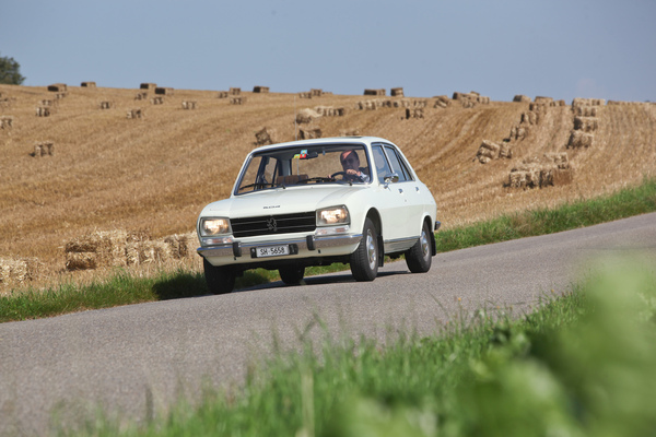Bild: Fast wie in Frankreich - Thomas Meister unterwegs im Peugeot 504 TI von 1977