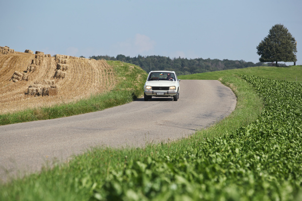Bild: Fast wie in Frankreich - Thomas Meister unterwegs im Peugeot 504 TI von 1977