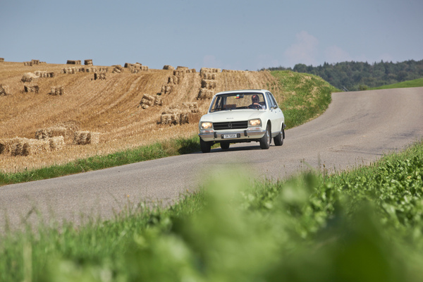 Bild: Fast wie in Frankreich - Thomas Meister unterwegs im Peugeot 504 TI von 1977