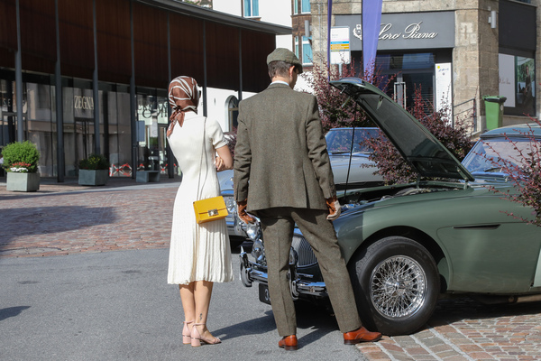 Bild Fast wie vor 60 oder mehr Jahren, passend gekleidetes Paar begutachtet den Motorraum eines Austin-Healey - 31. British Classic Car Meeting St. Moritz 2025