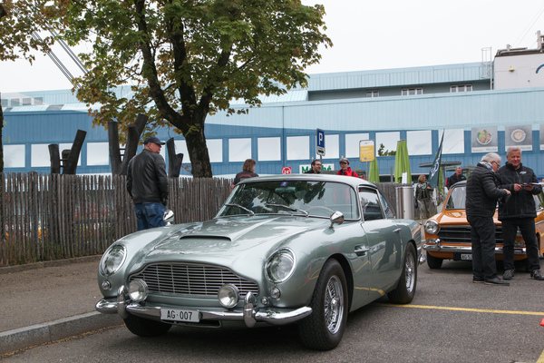 Fehlen nur noch drehbare Kennzeichen und Maschinengewehre ... - Oldtimertreffen 50 Jahre Autobahnraststätte Würenlos 2022