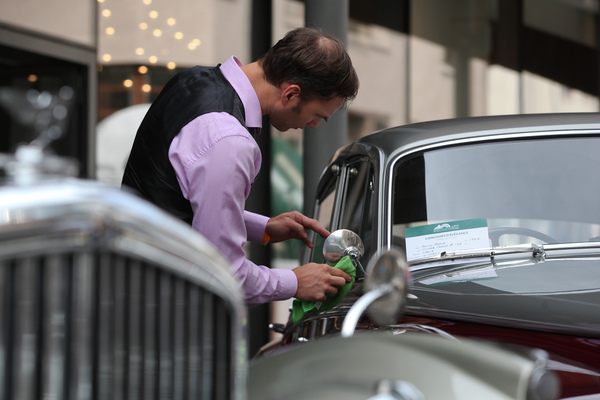 Feinarbeit beim Polieren - Concorso d'Eleganza - British Classic Car Meeting 2019