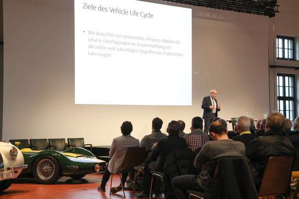 Bild Felix Aschwanden definiert den Vehicle Life Cycle - 24. Infoveranstaltung / SCR Academy am 26. Januar 2023
