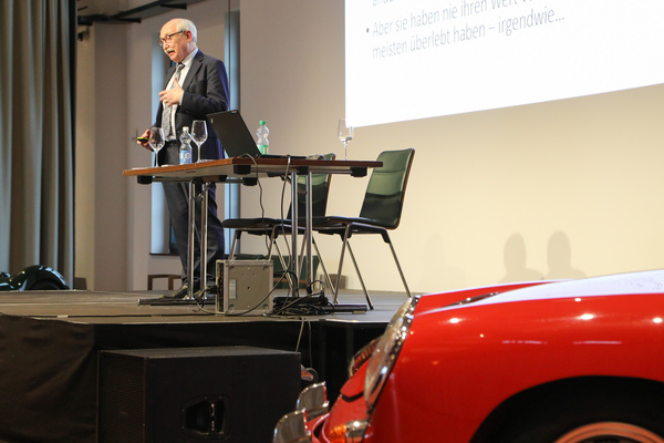 Felix Aschwanden erklärt das Thema Identität an einem Porsche 356 - 24. Infoveranstaltung / SCR Academy am 26. Januar 2023