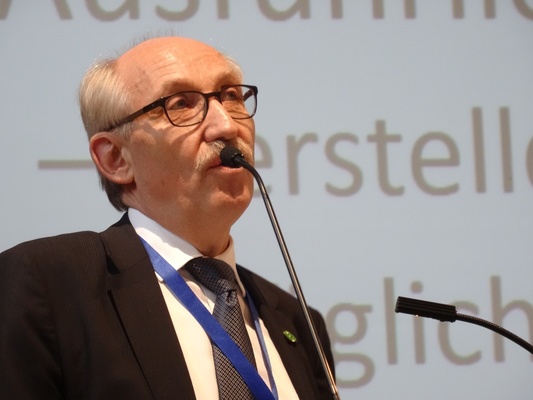 Felix Aschwanden erklärt den neuen FIVA-Identity-Card-Prozess - SHVF Technikseminar am 27. Januar 2018 in Baden