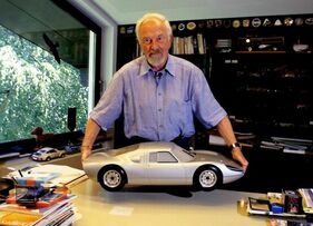 Ferdinand Alexander "Butzi" Porsche mit dem Design-Modell des Carrera GTS - er innerte sich später mit grosser Befriedigung an die Arbeiten am 904, welche in kurzer Zeit und ohne grosse Schlaufen und Unterbrüche erfolgen konnten
