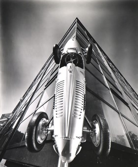 Ferdinand Porsche trifft Walter Gropius. Auto Union Typ C vor Gropius-Winkel Faguswerk Alfeld/L, aufgenommen mit einer Lochkamera - Ausstellung "Kunst und Technik - eine neue Einheit"